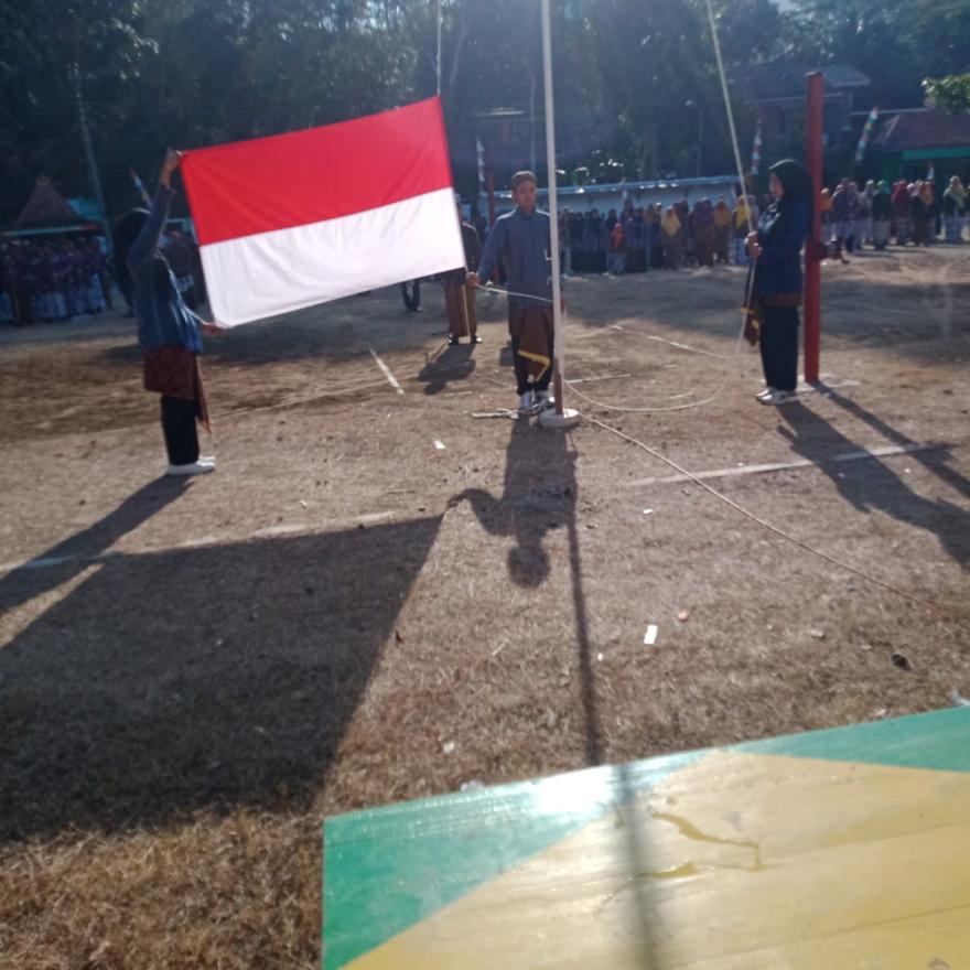 Peringatan HUT RI ke-79, Warga Selo Timur Adakan Upacara Bendera dengan Busana Jawa